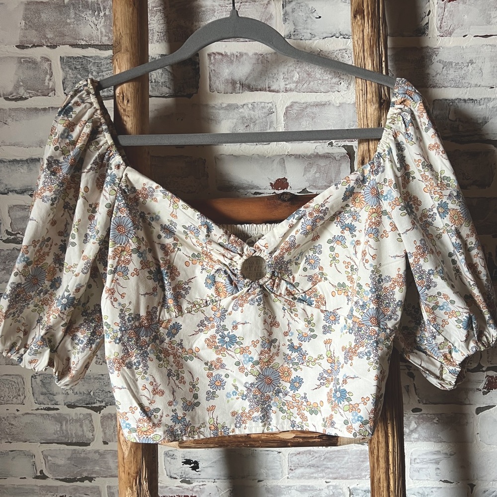 Abercrombie cream floral, puff sleeve crop top…Size Medium